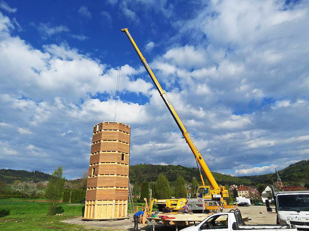 Demontage des Leuchtturms in der Zimmerei Herzog bis zum Abtransport und schlielich Beginn des Wiederaufbaus in Heiligenzell