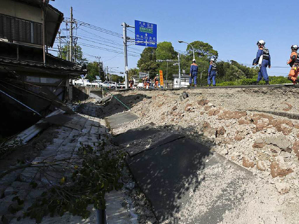 Bilder des Schreckens: Rund zwei Dutzend Wohnhuser sowie Betonmauern strzten nach dem Beben, das die Strke 7 auf Japans Erdbebenskala erreichte, ein. In Tausenden Husern fiel zudem die Strom- und Wasserversorgung aus.