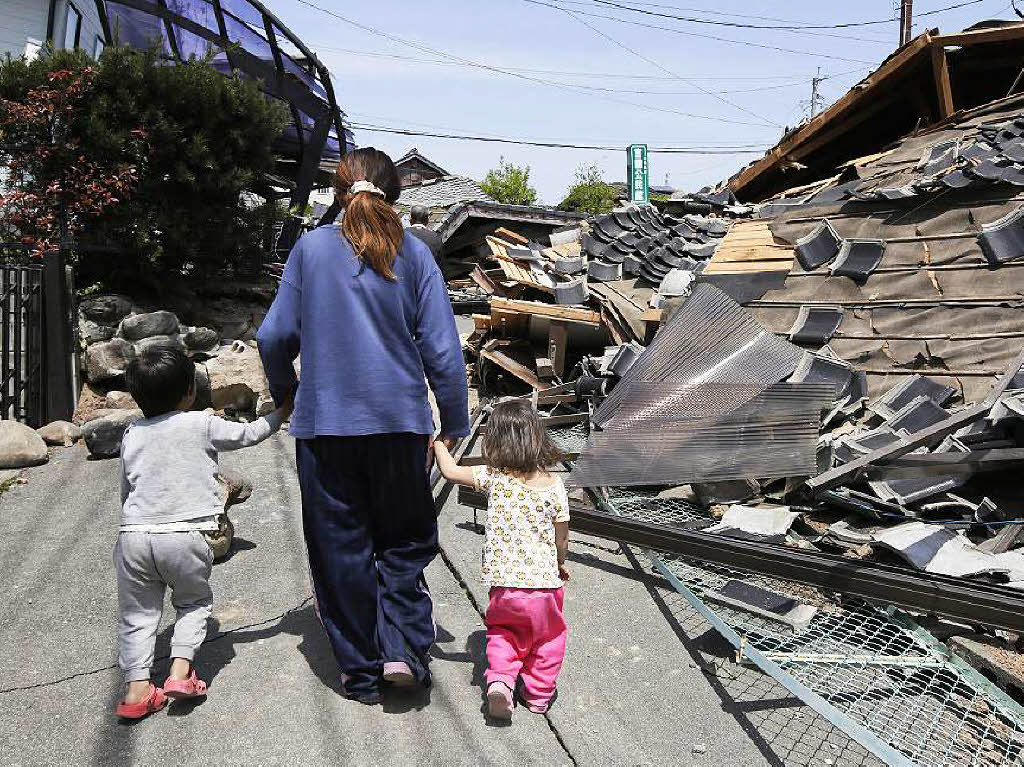 Bilder des Schreckens: Rund zwei Dutzend Wohnhuser sowie Betonmauern strzten nach dem Beben, das die Strke 7 auf Japans Erdbebenskala erreichte, ein. In Tausenden Husern fiel zudem die Strom- und Wasserversorgung aus.