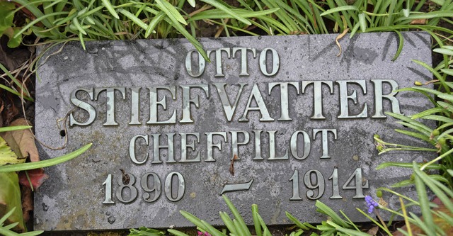 Auf dem alten Mllheimer Friedhof erin...ier der Luftfahrt Geschichte schrieb.   | Foto: Sigrid Umiger