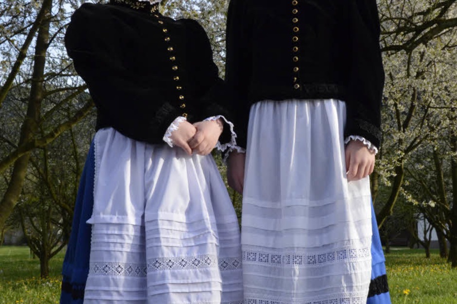 Zur Erstkommunion tragen die Glottertäler Mädchen Leonie Herbstritt (rechts) und Eva-Maria Wisser ihre Tracht. (Foto: Sophia Hesser) Zur Erstkommunion tragen die Glottertäler Mädchen Leonie Herbstritt (rechts) und Eva-Maria Wisser ihre Tracht. (Foto: Sophia Hesser)