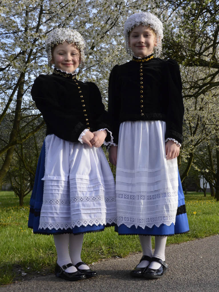 Zur Erstkommunion tragen die Glottertler Mdchen Leonie Herbstritt (rechts) und Eva-Maria Wisser ihre Tracht.