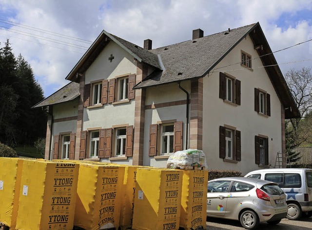 Nun wird das ehemalige Pfarrhaus in Si...ind die Sanierungsarbeiten am Laufen.   | Foto: Karin Heiss