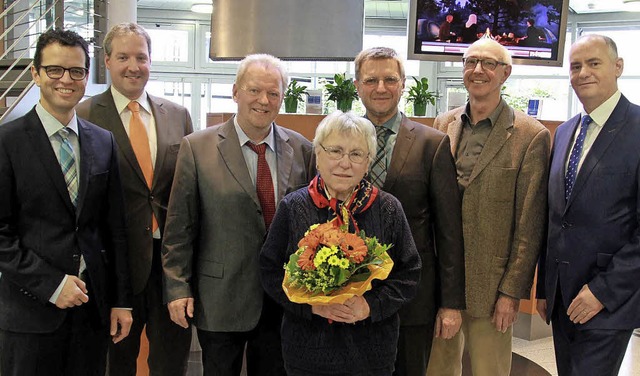 Ehrungen (von links): Vorstandsvorsitz...hard Vogt und Vorstand Reiner Richter   | Foto: Volksbank