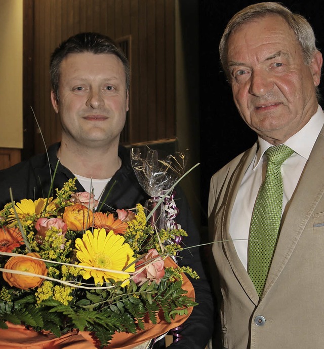 Vorsitzender Willi Monke (rechts)  beg...d Grundbesitzer, Christian Willaredt.   | Foto: Dagmar Barber