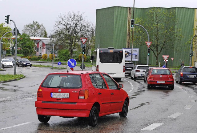 Die Rechtsabbiegespur in der Freiburge...ng in der Ampelsteuerung verschaffen.   | Foto: Sylvia-Karina Jahn