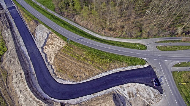 Am Scherenschleifer soll der Radweg (o...ahrung gebaut (dunkler Straenbelag).   | Foto: LUFTBILD: BERNHARD REIN