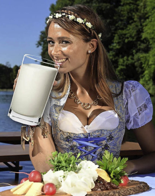 Ob sich auch diese  Maid um das Amt de...samtler Milchknigin&#8220; bewirbt?   | Foto: Montage: BZ/dpa