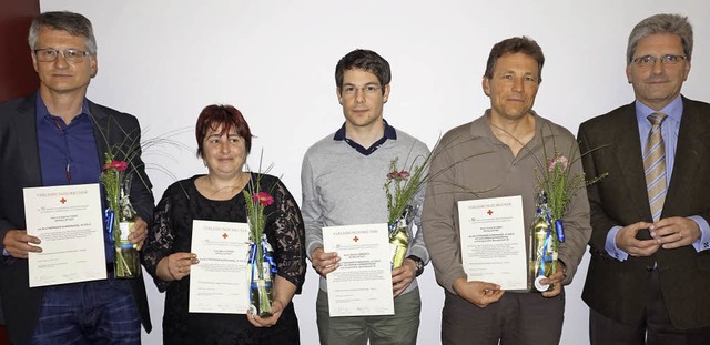 Vier der fnf geehrten Mehrfachblutspe... Kreibich (25) und Frank Schmid (50).   | Foto: Julius Steckmeister