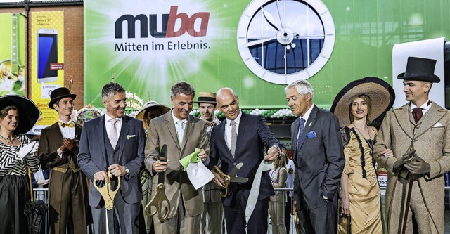 Ren Kamm, Guy Morin,  Alain Berset un...r (von links) erffnen die 100. muba.   | Foto: Stefan Schmidlin