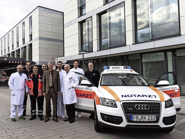 Der neue Wagen und seine Besatzung mit...otarzt Frank Koberne (links dahinter)   | Foto: Seeger/Uniklinik