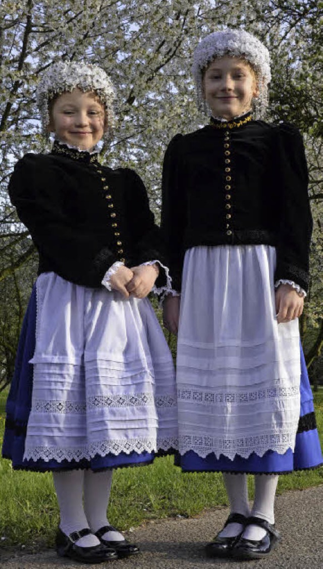 Eva-Maria Wisser (links) und Leonie He... Sonntag in Tracht zur  Erstkommunion.  | Foto: Sophia Hesser