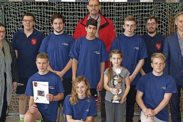 Feuerwehr spielt Handball