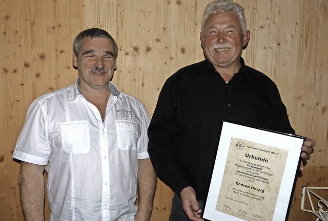 Der Vorsitzende des Sportvereins Gndl...ein mit einer Ehrennadel und Urkunde.   | Foto: Christine Weirich