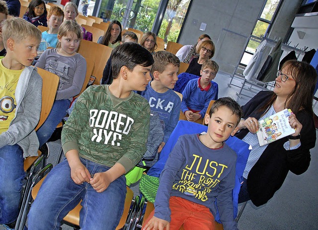 Petra Bartoli y Eckert (rechts) im Ges...rgschule im Foyer der Minseler Halle.   | Foto: Petra Wunderle