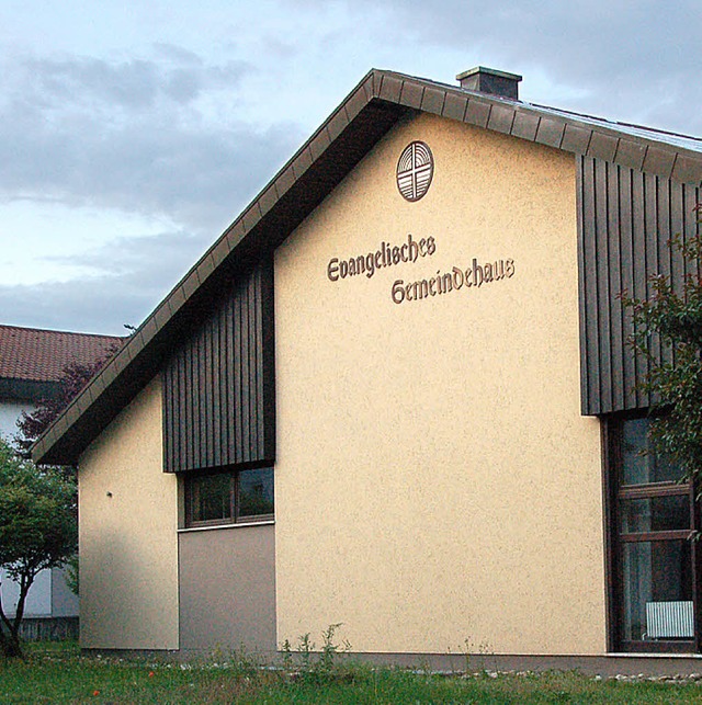 Im evangelischen Gemeindehaus (links) ...Wohnung fr Flchtlinge eingerichtet.   | Foto: Frey/LANGELOTT
