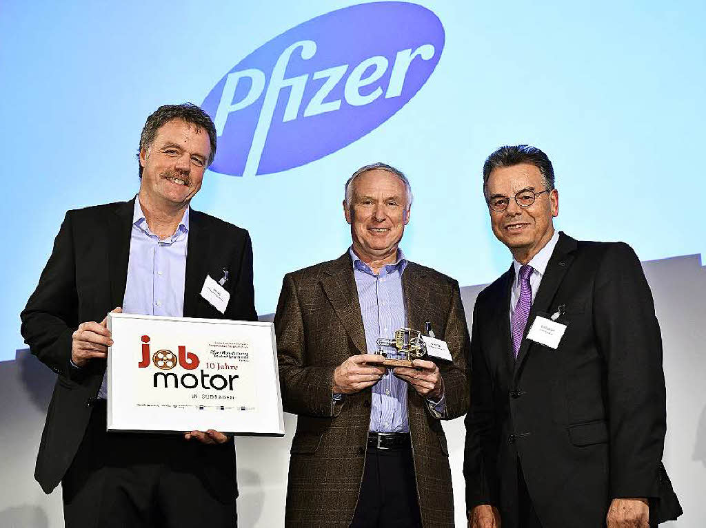 Verleihung des Jobmotor 2015 : (von links) Preistrger Uwe Lrig und Axel Glatz  von Pfizer Freiburg und Laudator Kurt Grieshaber (Ehrenprsident IHK Hochrhein-Bodensee).