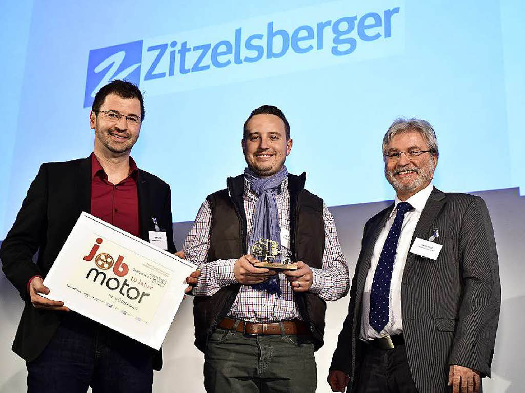 Verleihung des Jobmotor 2015  (von links): Preistrger  Oliver Strobel, Preistrger Stefan Zitzelsberger (beide  Zitzelsberger Gebudereinigung in EM-Kollmarsreute)  und Laudator Thomas Hauser (BZ-Chefredakteur)
