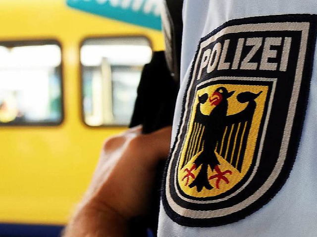 Ein Beamter der Bundespolizei steht au...ich einen terroristischen Hintergrund.  | Foto: dpa