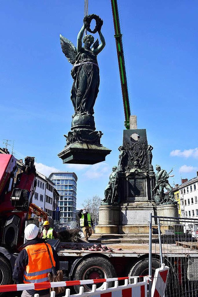 Vor gut einem Monat wurde das Siegesde... Karlskaserne wieder aufgestellt wird.  | Foto: Thomas Kunz