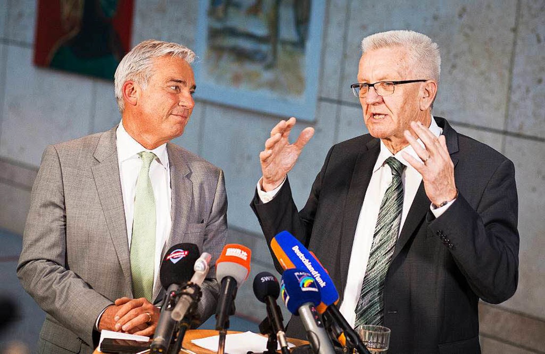 Thomas Strobl (l), Landesvorsitzender ...n Grnen und der CDU ein Statement ab.  | Foto: dpa