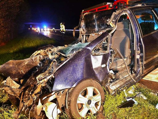 Das Auto ist nach dem Auffahrunfall ei...tz. Der Fahrer konnte gerettet werden.  | Foto: Patrick Kerber