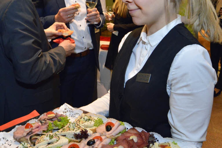 Musik, Essen und kühle Getränke nach der Preisverleihung. In den zehn Jahren seines Bestehens haben die Teilnehmer des Wettbewerbs Jobmotor der Badischen Zeitung und ihrer Partner 12 023 neue Stellen geschaffen. (Foto: Michael Bamberger) Musik, Essen und kühle Getränke nach der Preisverleihung. In den zehn Jahren seines Bestehens haben die Teilnehmer des Wettbewerbs Jobmotor der Badischen Zeitung und ihrer Partner 12 023 neue Stellen geschaffen. (Foto: Michael Bamberger)