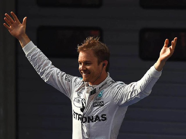 Nico Rosberg lsst sich feiern.  | Foto: AFP