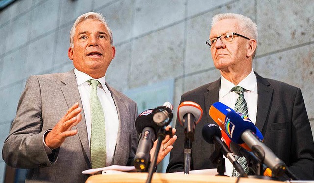 Strobl (links) und Kretschmann erklre...den Stand der Koalitionsverhandlungen.  | Foto: dpa