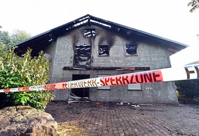 Beim Brand in einer geplanten Flchtli...o entstanden. Es gab keine Verletzten.  | Foto: dpa