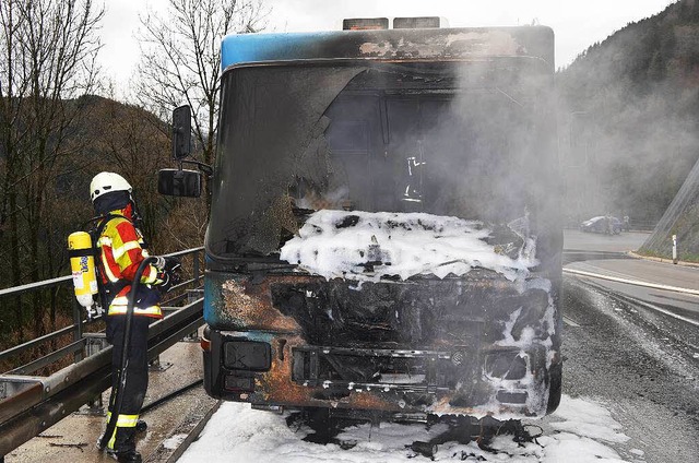 Ein Totalschaden ist dieses Wohnmobil nach dem Brand im Hllental.   | Foto: Kamera 24