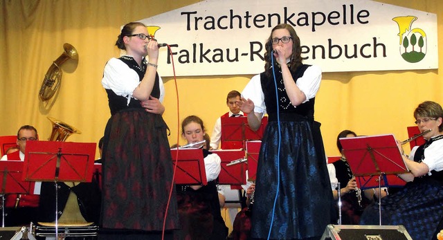 Pia (links) und Svenja Drflinger sorg...nen der Hhepunkte des Konzertabends.   | Foto: Tina Httich