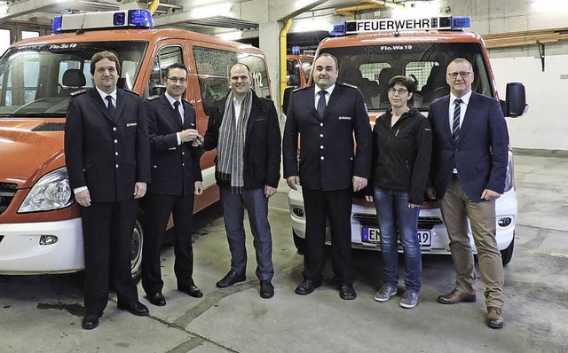 &#8222;Familienfoto&#8220; mit Feuerwe...wortlichen bei der Schlsselbergabe.   | Foto: Sredniawa