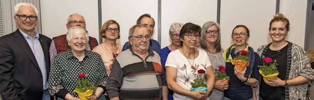 TCE-Vorsitzender Udo Schneider (links) mit all den Geehrten des Tennisclubs.   | Foto: Olaf Michel