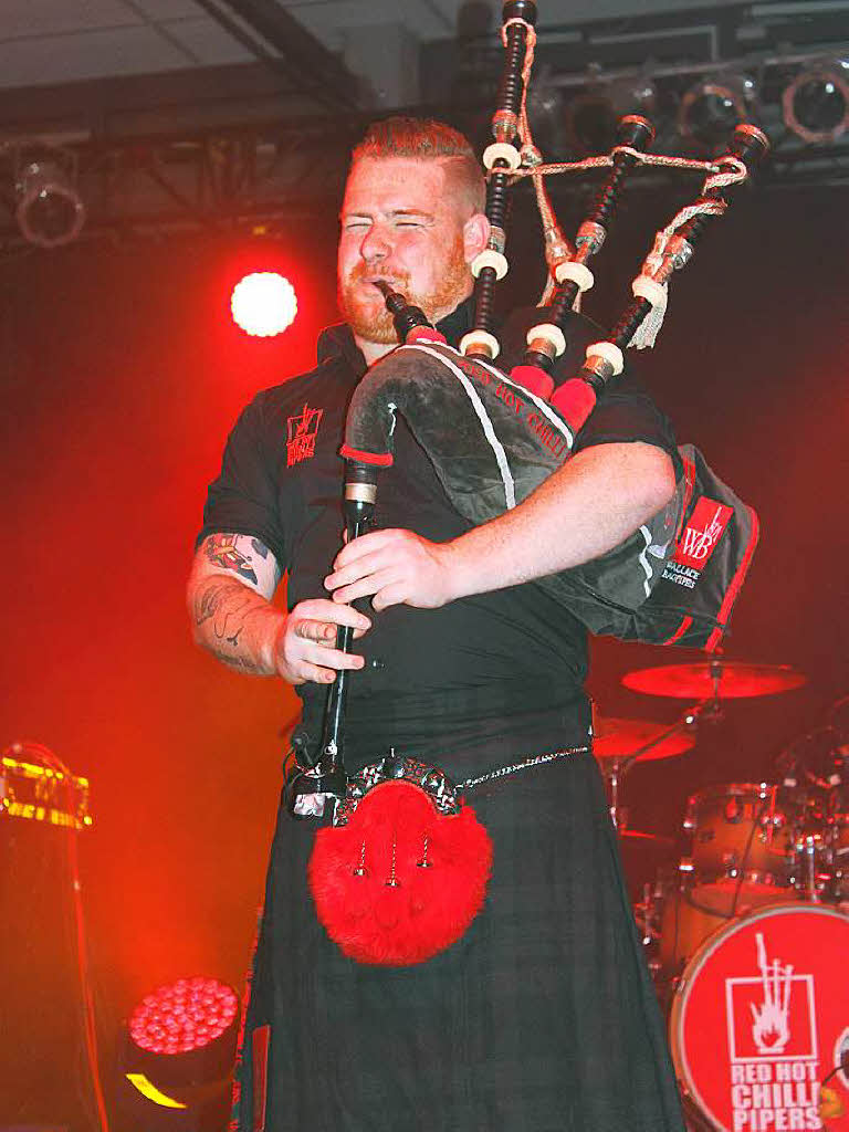 Schotten Rock im Schottenrock - das ist das Erfolgsrezept der Red Hot Chilli Pipers.Dougie McCance erweist sich dabei als Meister des Dudelsacks und veritabler Snger.