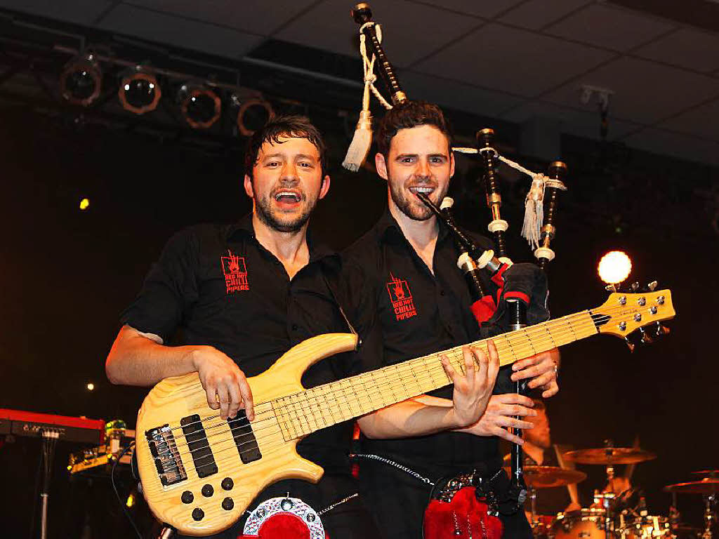 Ausgelassen zelebrieren Bassist Alan McGeoch und Cammy Barnes Schotten-Rock.