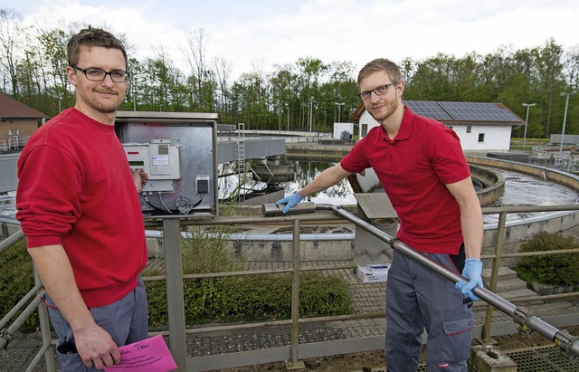 Andreas Ohnemus (links) und Joachim Kl...aben die Ablufe im Klrwerk im Griff.  | Foto: Olaf Michel