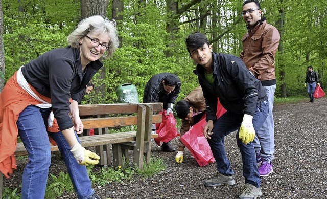 Gundelfingen ist frisch geputzt / Gund...und Flchtlinge rumten gemeinsam auf.  | Foto: Andrea Steinhart