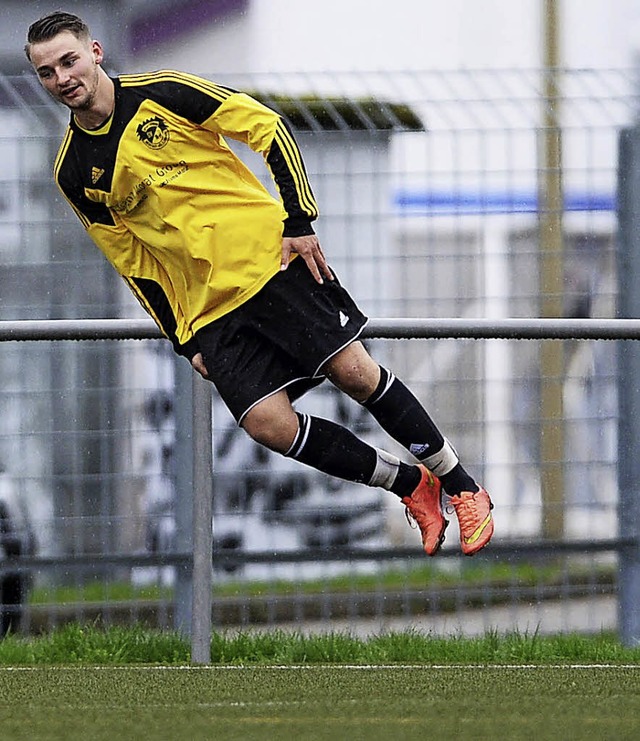 Einfach mal quer fliegen: Henrick Sorg...en SV Hlzlebruck gegen Grafenhausen.   | Foto: Patrick seeger