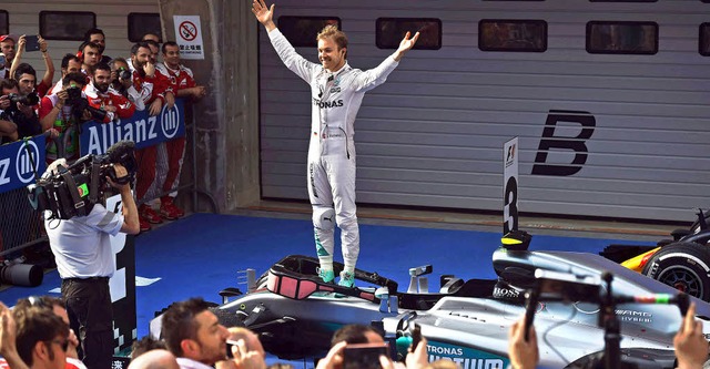 Nico Rosberg liefert den Beweis dafr,...ahren taugt, sondern auch zum Feiern.   | Foto: AFP