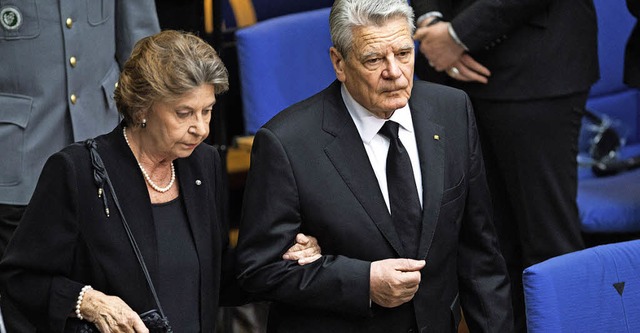 Bundesprsident Joachim Gauck gibt der...enministers, Barbara Genscher, Halt.   | Foto: dpa