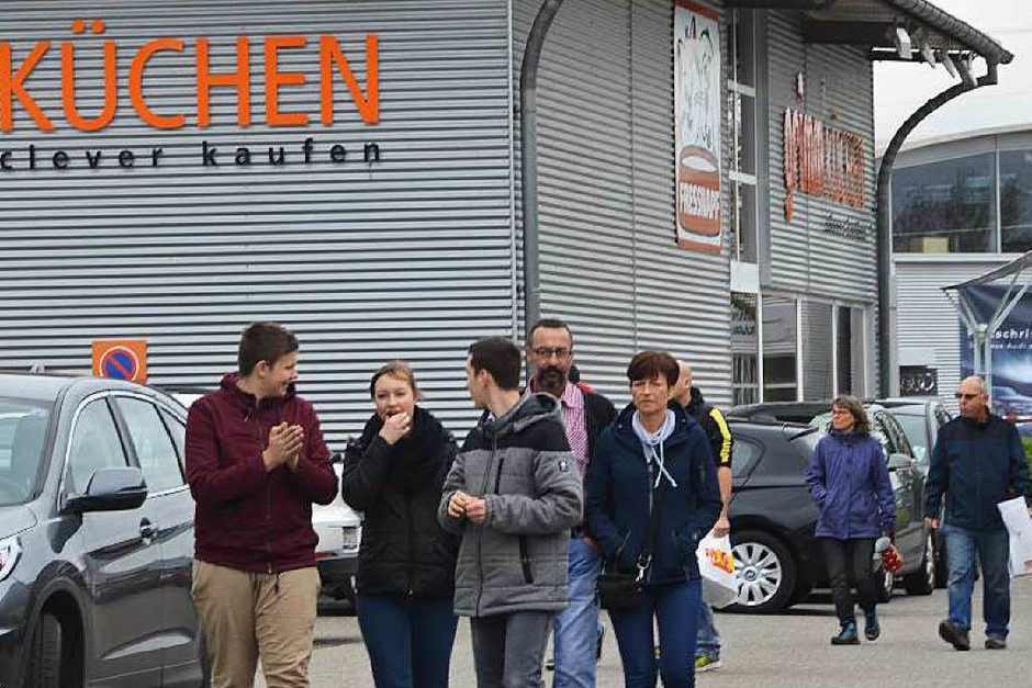 Viel war zu sehen beim Frühlingsmarkt in Binzen – Besucher nutzten vor allem die Regenpausen, um sich dort umzusehen, zu informieren, einzukaufen oder etwas zu essen. (Foto: Victoria Langelott) Viel war zu sehen beim Frühlingsmarkt in Binzen – Besucher nutzten vor allem die Regenpausen, um sich dort umzusehen, zu informieren, einzukaufen oder etwas zu essen. (Foto: Victoria Langelott)