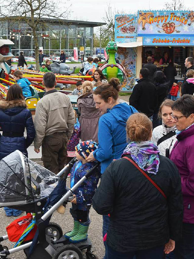 Viel war zu sehen beim Frhlingsmarkt in Binzen – Besucher nutzten vor allem die Regenpausen, um sich dort umzusehen, zu informieren, einzukaufen oder etwas zu essen.