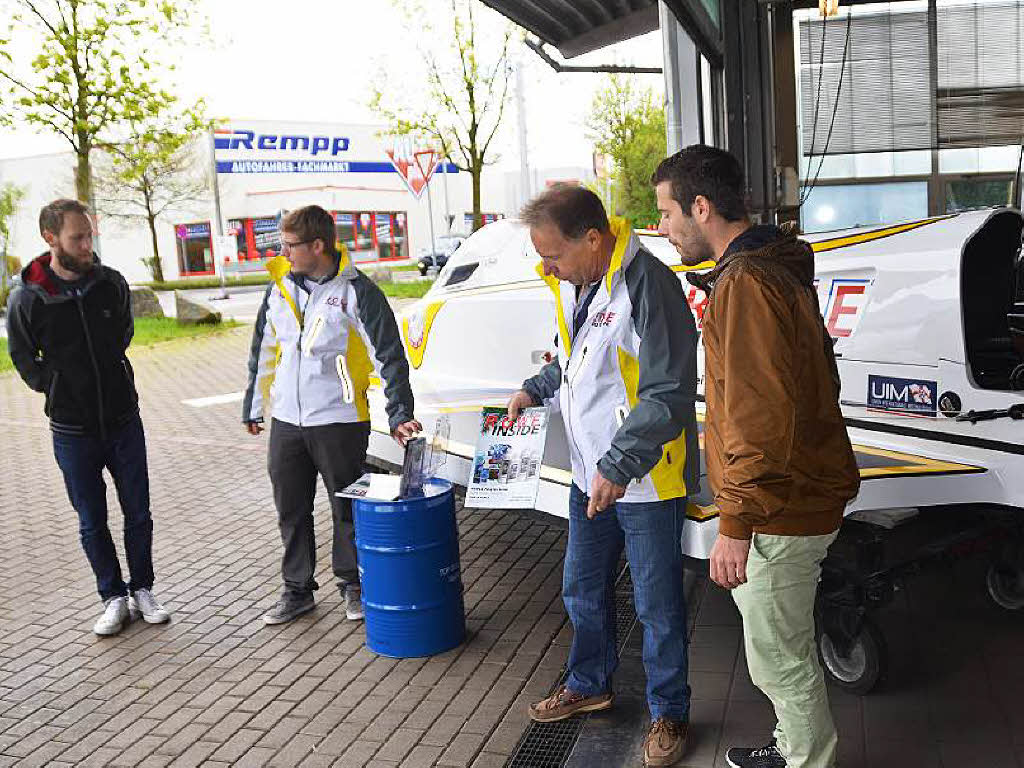 Powerboot-Formel2-Fahrer Stefan Hagin und sein Vater Fritz – Mechaniker im Team – erluterten  Interessierten die Bootstechnik.