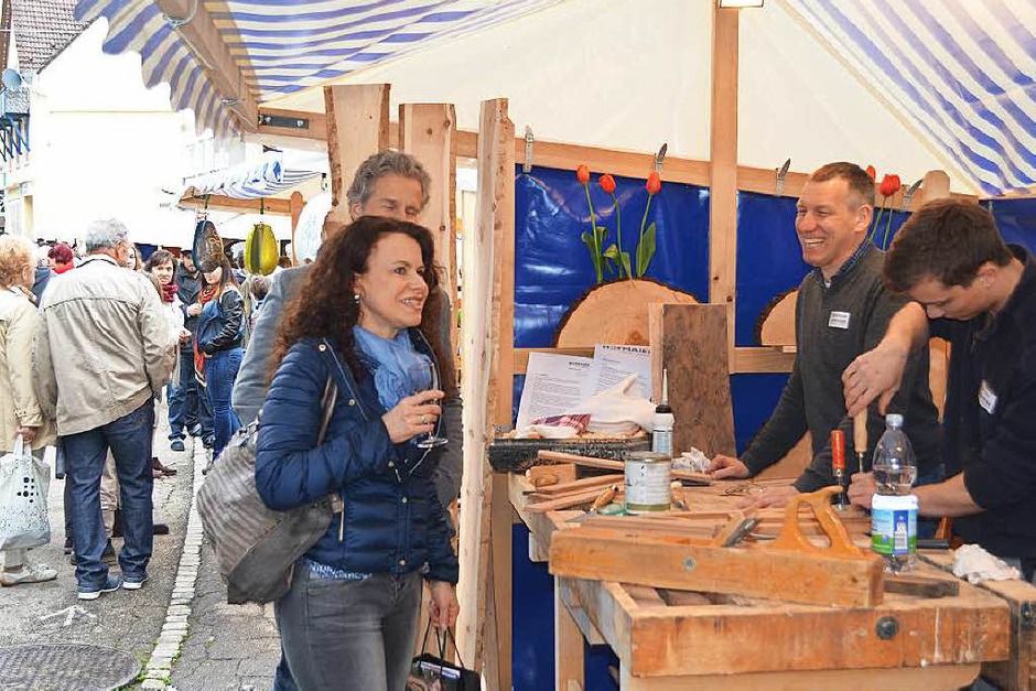 Elzacher Handwerker zeigten, was sie können und beim Altstadt-Antikmarkt gab es allerlei Raritäten. Fotos von Nikolaus Bayer, Bernd Fackler und Roland Gutjahr. (Foto: Nikolaus Bayer) Elzacher Handwerker zeigten, was sie können und beim Altstadt-Antikmarkt gab es allerlei Raritäten. Fotos von Nikolaus Bayer, Bernd Fackler und Roland Gutjahr. (Foto: Nikolaus Bayer)