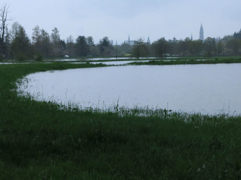 Das Hochwasserrckhaltebecken Breitmate bei Gnterstal lief am Sonntag voll. Das Foto machte BZ-Leser Wolfang Kalckreuth.