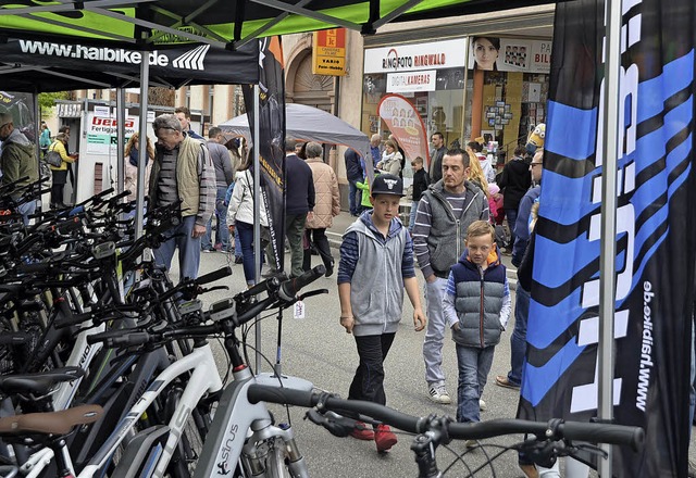 Der Rad- und Bikermarkt in Herbolzheim...ne reichhaltige Auswahl an Zweirdern.  | Foto: Jrg Schimanski