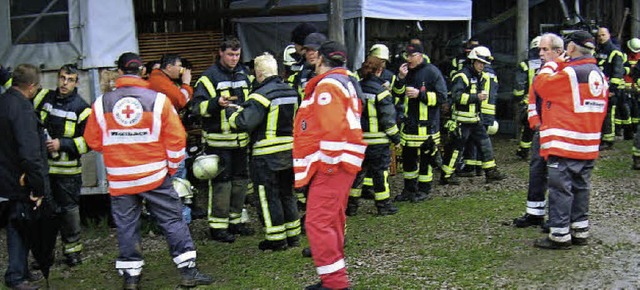 Helfer hatten in einer Scheune vor dem Dorf ihre Einsatzzentrale eingerichtet.   | Foto: Patrick Seeger (DPA/1)/ Markus MaIER (2)