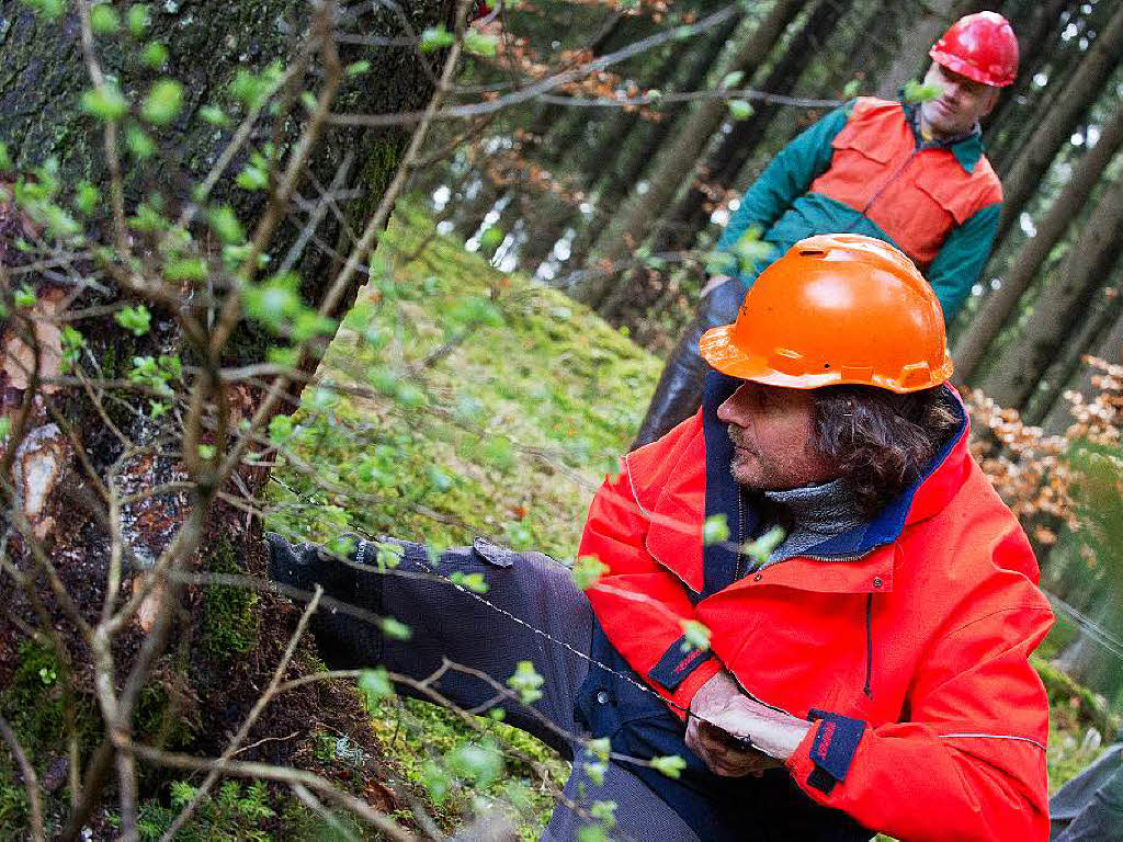 Einen Baum fällen ganz ohne Motorsäge und Sprit: Ein Holzfäller-Tag anno 1910 auf dem Vogtsberg in Gündelwangen war Auftakt für die Holztage in Bonndorf im Juni. Einen Baum fällen ganz ohne Motorsäge und Sprit: Ein Holzfäller-Tag anno 1910 auf dem Vogtsberg in Gündelwangen war Auftakt für die Holztage in Bonndorf im Juni.