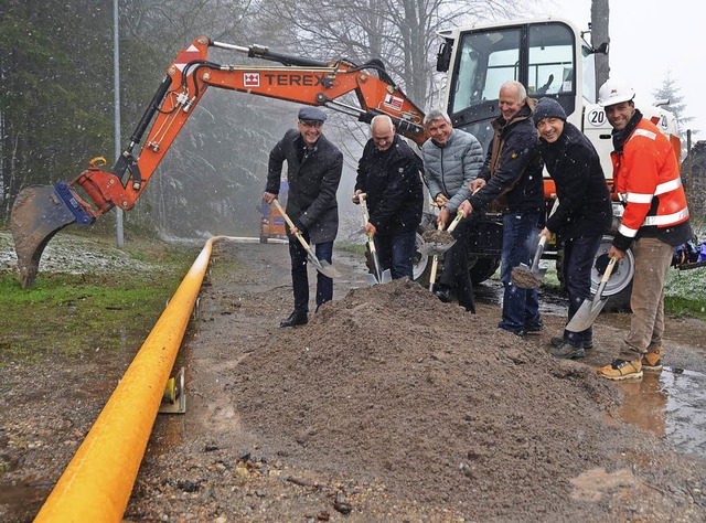 Erster Spatenstich im Schneetreiben an...bahn fr die Erdgasleitung nach Saig.   | Foto: Ralf Morys